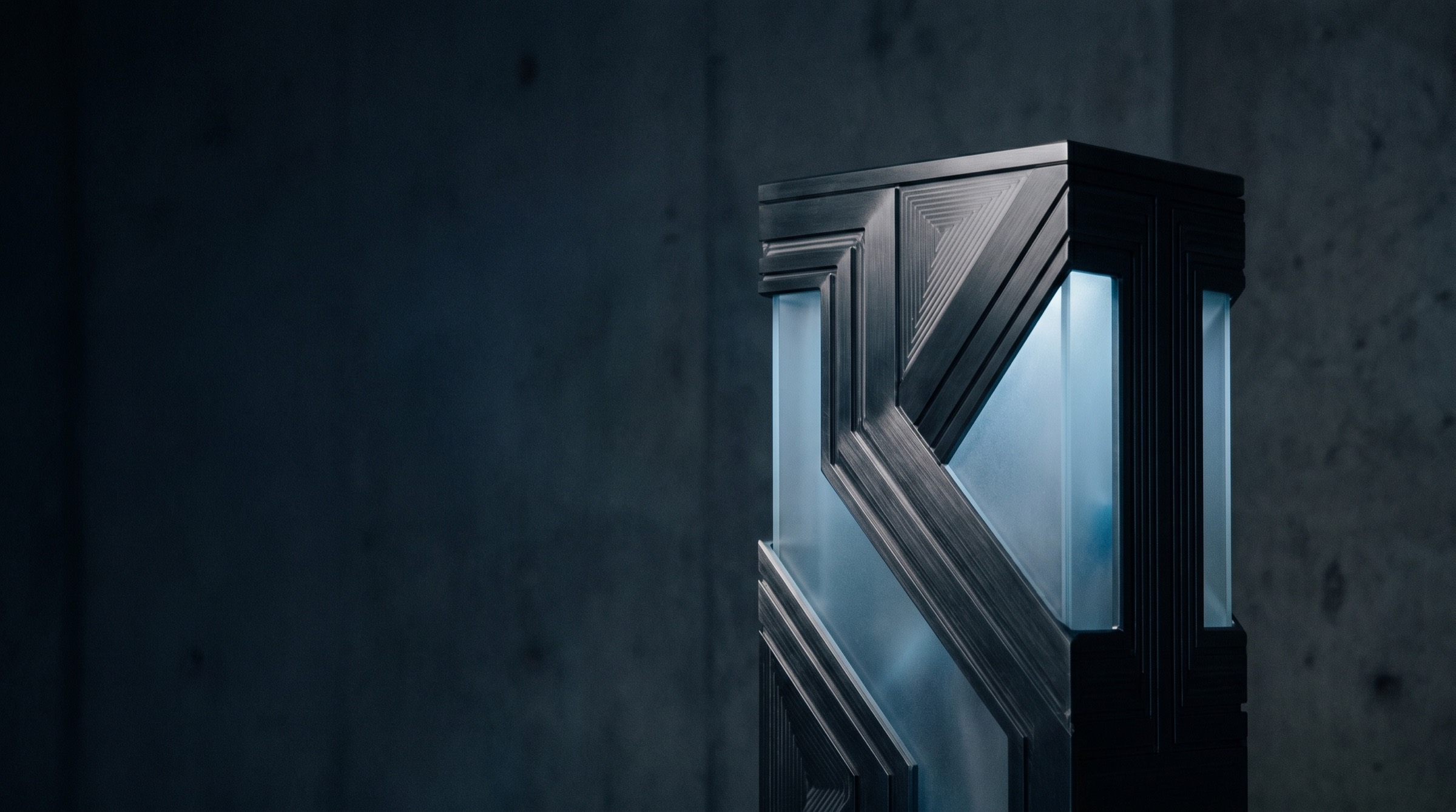 Abstrakte technische Struktur aus Metall und Glas mit kühlem blauem Licht
